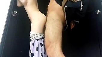 내 아내의 놀라운 음부가 이 서 있거나 앉아서 섹스하는 비디오에서 정액으로 가득 차요