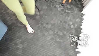 작은 가슴과 요가 바지를 입은 젊은 여자가 자지로 오랄 섹스를 한다