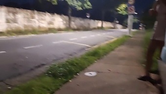 Uma Punheta Ousada Perto De Um Estranho Deslumbrante No Terminal De Ônibus
