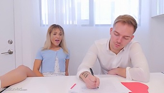 Một Video Độ Nét Cao Về Một Cô Bé Khít Bị Đụ Bởi Gia Sư Đại Học Của Cô Trong Phòng Học