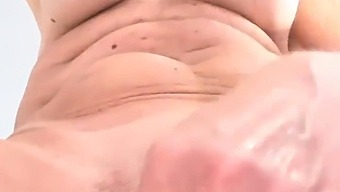 직장에서 휴식을 즐기는 재미있는 성숙한 여성