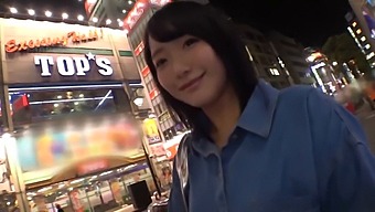 Nozomi, En 18-Årig Universitetsstudent Med En Önskan Om Att Spara Pengar, Ägnar Sig Åt Analslickande Och Ansiktsskott I Sin Debutvideo.