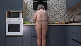 나일론 팬티 스타킹을 입은 곡선미녀 Milf가 남편을 부엌에서 유혹합니다. 그녀의 풍부한 자산으로