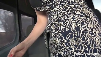 Milf Salvează Un Cuplu Blocat Într-Un Minivan