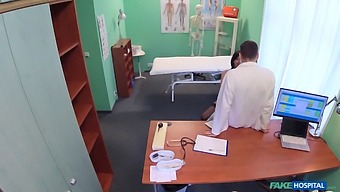 Брюнетка Красавица Изневерява С Лекаря Си В Офиса Му.