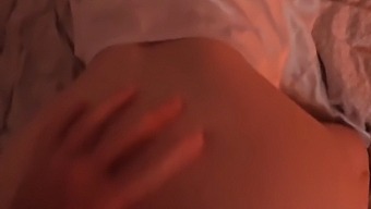 나는 내 가장 친한 친구의 여자친구와 섹스를 하고 그녀는 그것을 즐기는 것 같다. 나는 그녀의 얼굴에 사정한다.